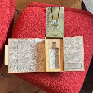 Vintage-Inspired Fragrance Gift Box with Illustrated Inner Panels